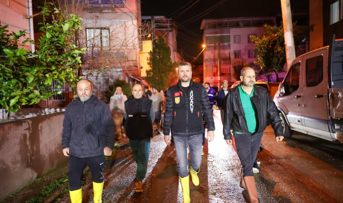 Buca’da sel alarmı: Başkan Duman gece boyunca sahadaydı Şiddetli yağışın etkili olduğu Buca’da su baskınlarına anında müdahale eden