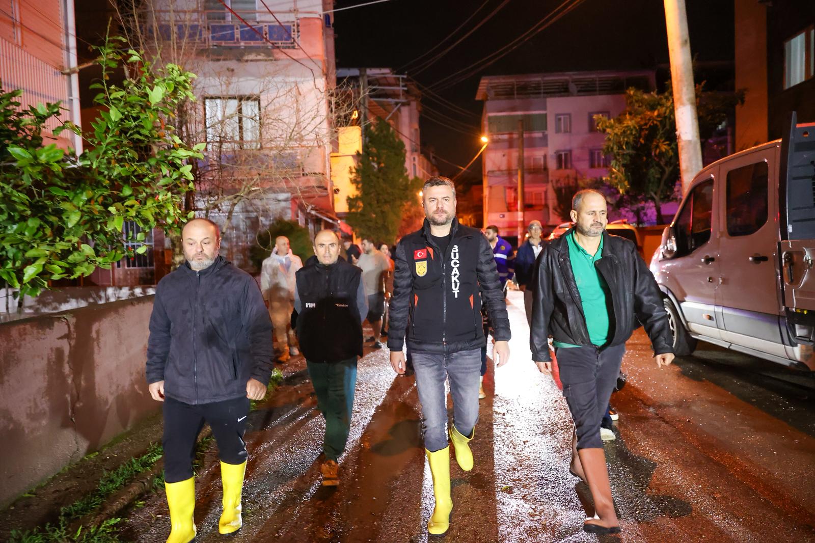 Şiddetli yağışın etkili olduğu Buca’da su baskınlarına anında müdahale eden