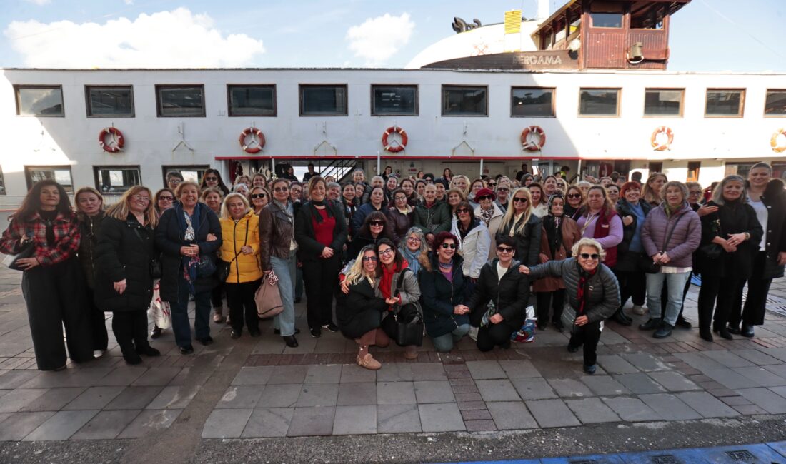 Konak Belediyesi’nin düzenlediği Bergama Vapuru gezisinde kadınlar Körfez turuyla stres
