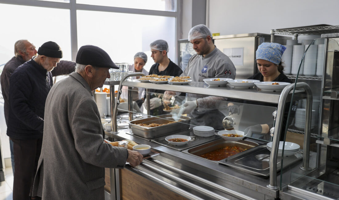 Buca Belediyesi’nin Kent Lokantaları’nda hayata geçirdiği Askıda Yemek uygulamasına 16