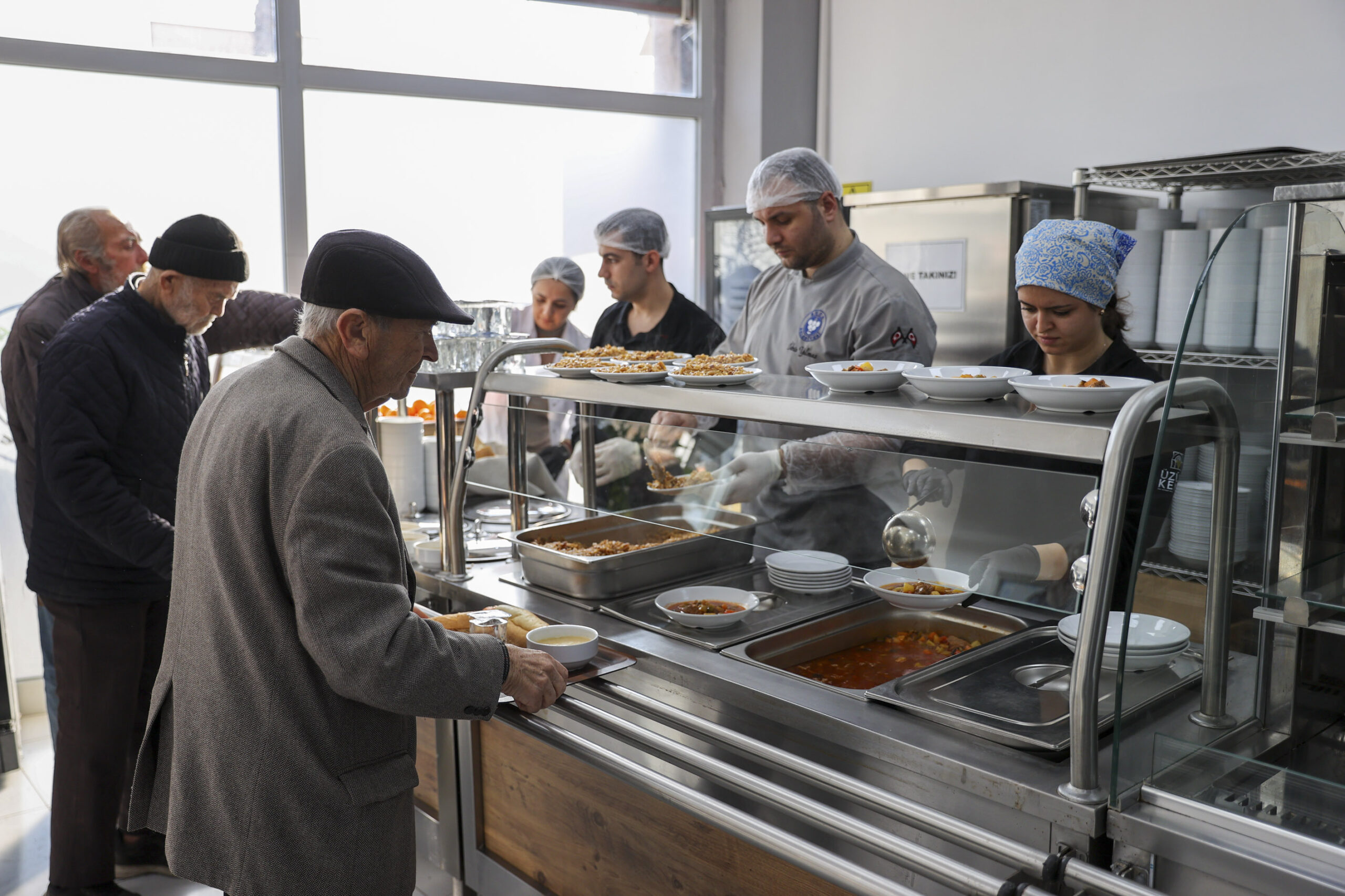 Buca Belediyesi’nin Kent Lokantaları’nda hayata geçirdiği Askıda Yemek uygulamasına 16
