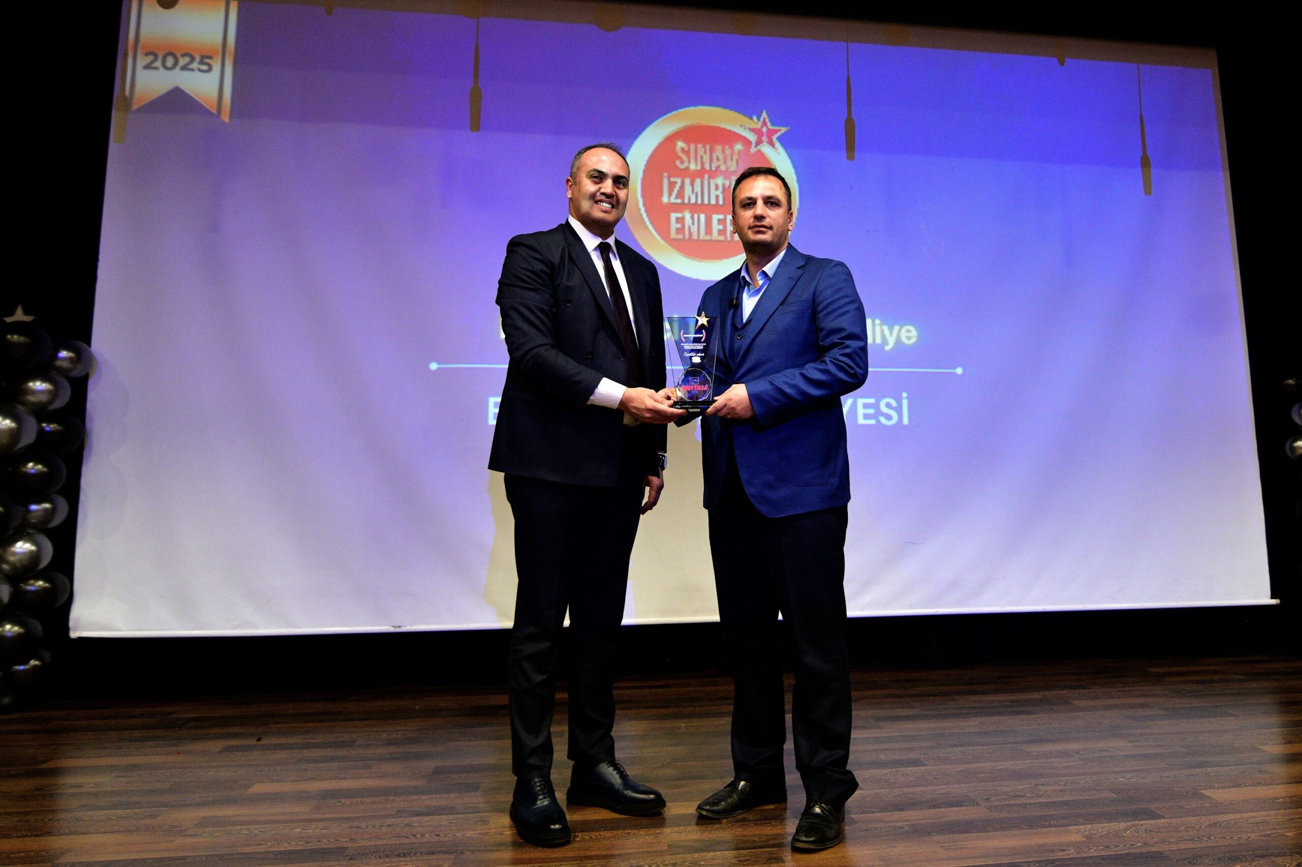 Bornova Belediyesi, “İzmir’in En’leri 2025” töreninde öğrencilerin oylarıyla “En Öğrenci