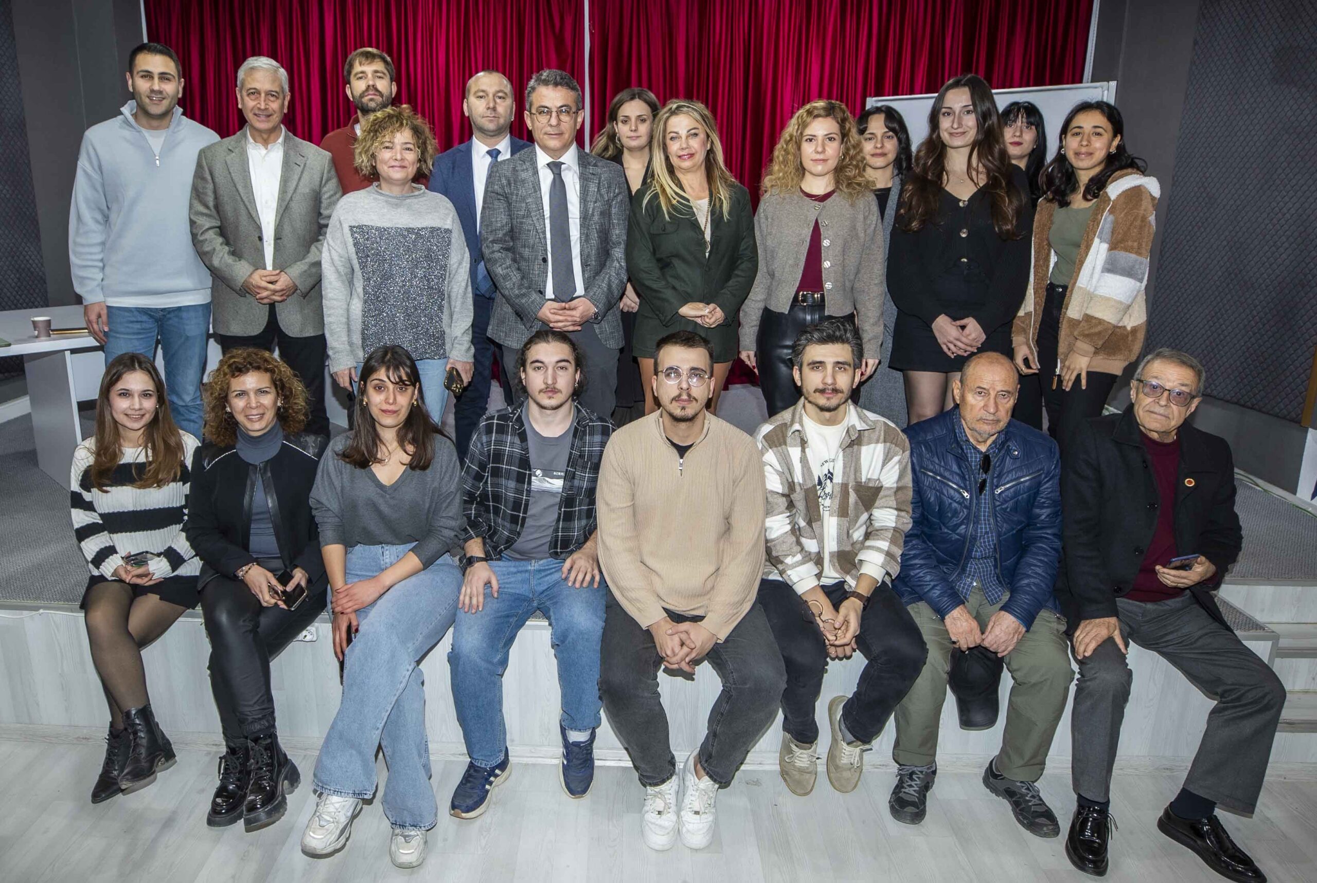 İzmir Gazeteciler Cemiyeti tarafından düzenlenen “Medyada Hukuk Okuryazarlığı Eğitimi”nde gazetecilerin