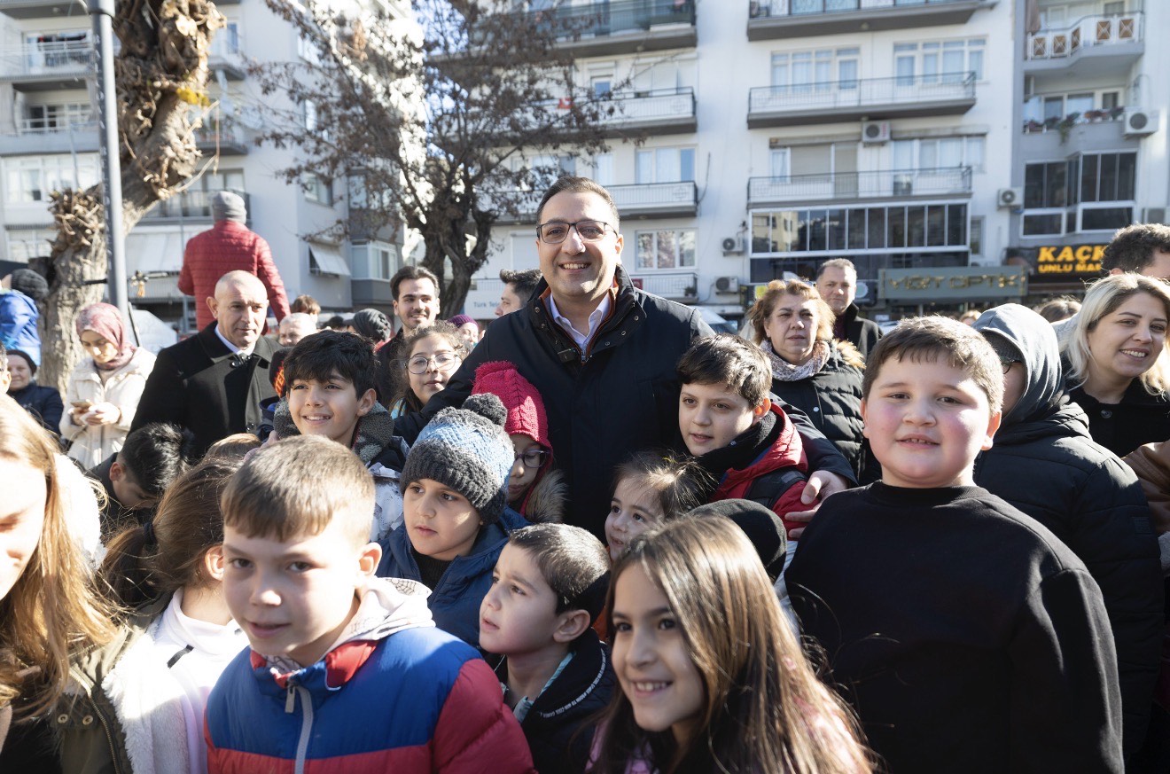 Balçova Belediyesi’nin belediye binası önünde düzenlediği Kar Şenliği, çocuklar ve