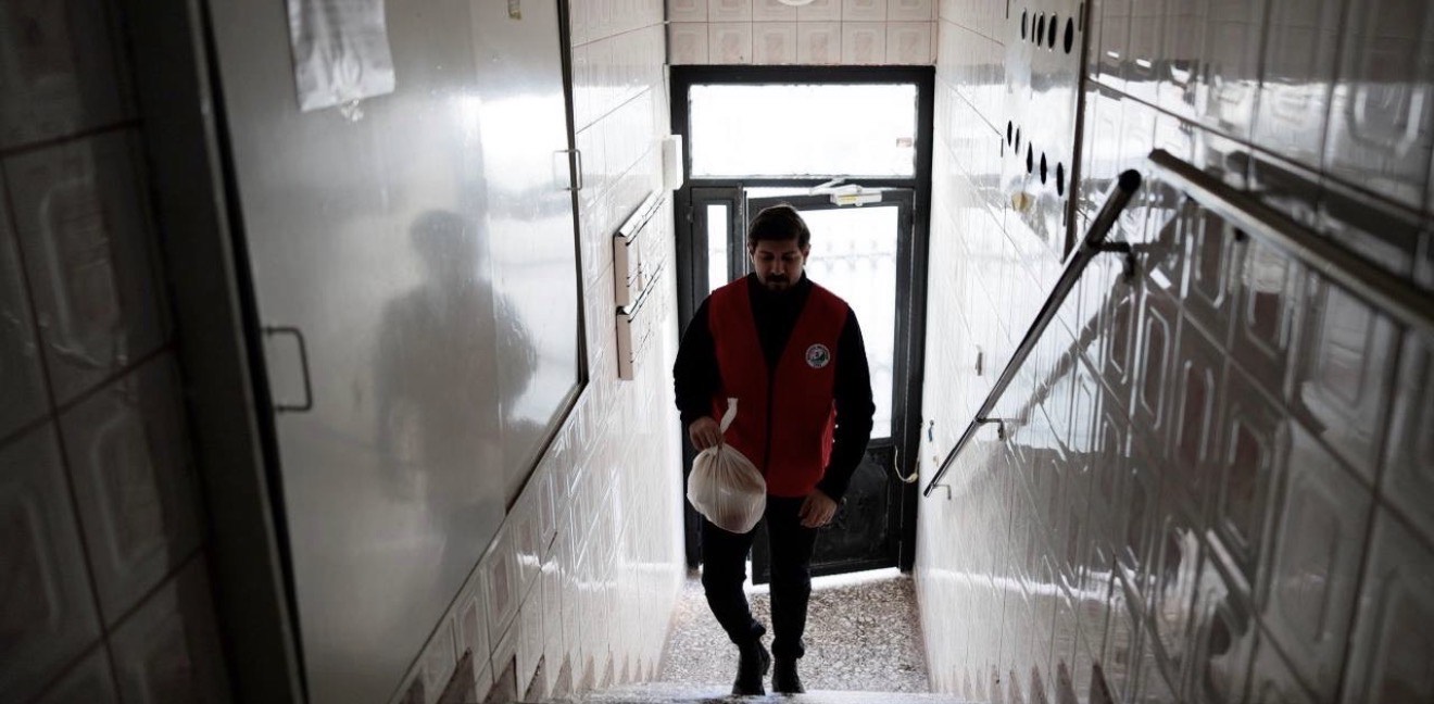 Balçova Belediyesi, Kent Lokantası’nda hazırlanan sıcak yemekleri ihtiyaç sahibi, yaşlı