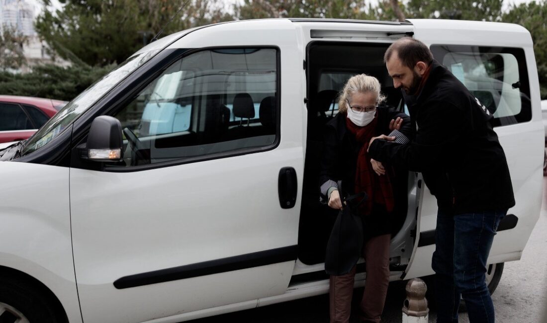 Balçova Belediyesi, fizik tedavi ve onkoloji hastalarının hastaneye düzenli ve