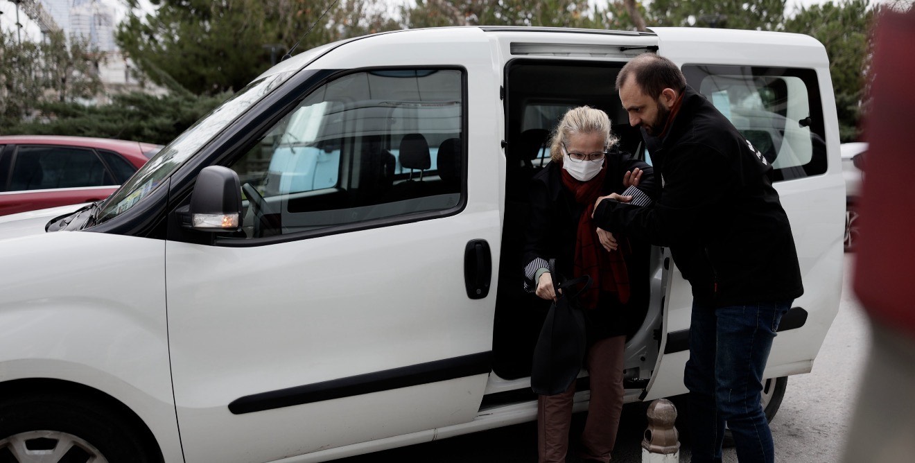 Balçova Belediyesi, fizik tedavi ve onkoloji hastalarının hastaneye düzenli ve