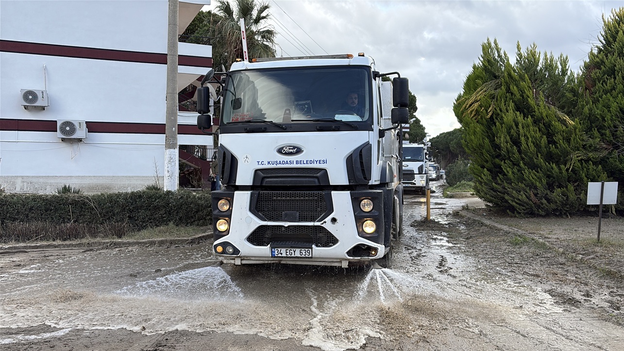 Kuşadası’nda sağanak yağışların ardından meydana gelen sel felaketinin yaraları, Kuşadası