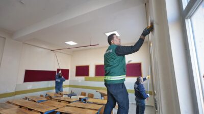 Konak Belediyesi ekipleri, yarıyıl tatilinde okullarda boya, badana ve asfalt
