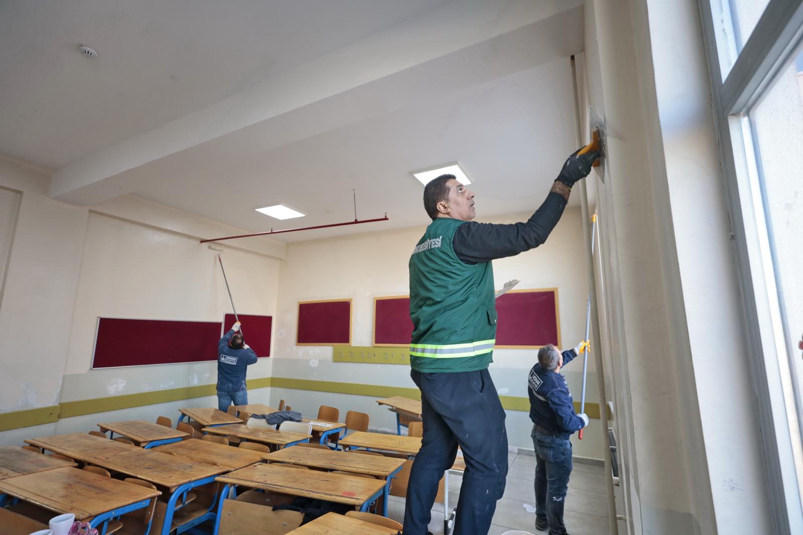 Konak Belediyesi ekipleri, yarıyıl tatilinde okullarda boya, badana ve asfalt