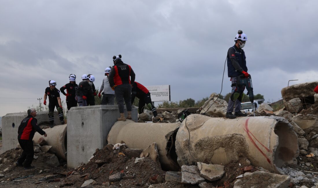 Seferihisar Belediyesi Arama Kurtarma Ekibi (SAK), aylık eğitim ve tatbikatlarla