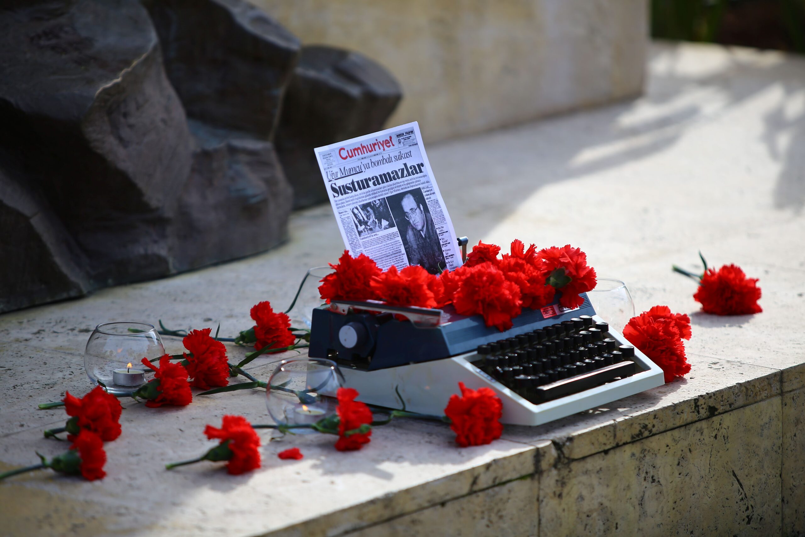 Karabağlar Belediyesi, araştırmacı gazeteciliğin simge ismi Uğur Mumcu’yu, katledilişinin 33.