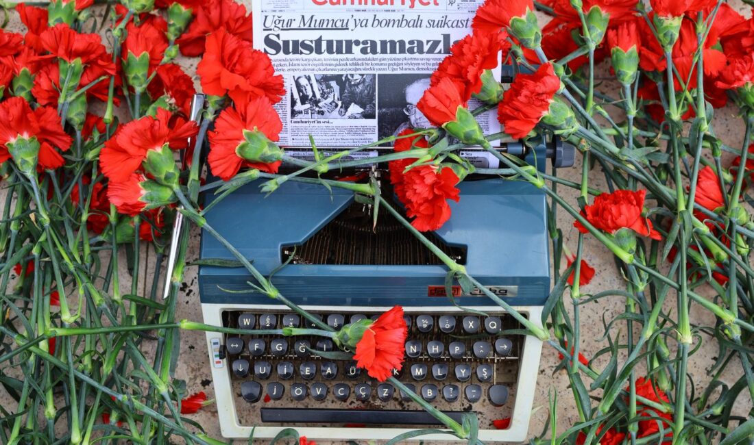 Gazeteci-yazar Uğur Mumcu, katledilişinin 33. yılında Karabağlar’da düzenlenen törenle anıldı.