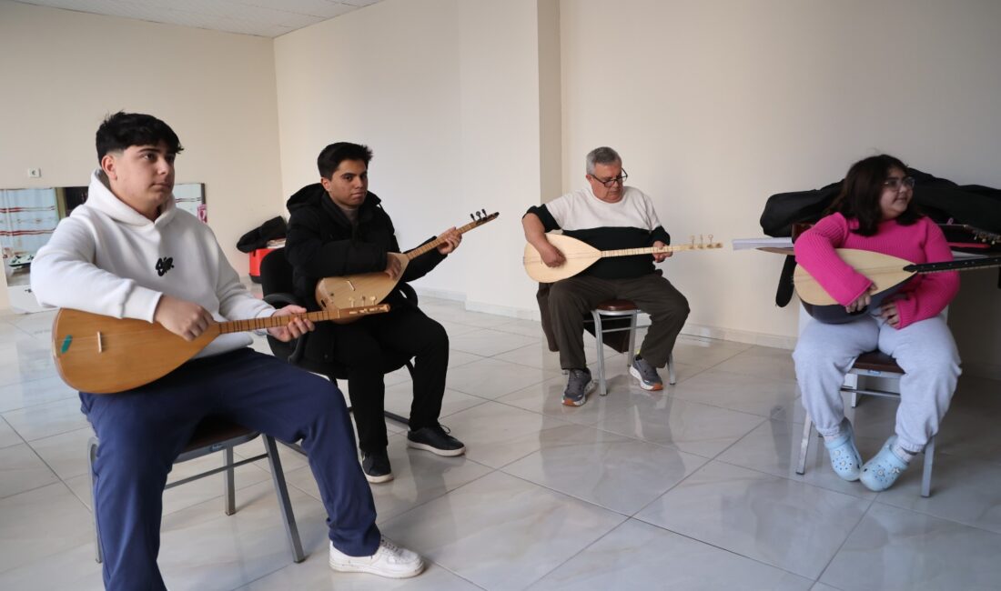 Efeler’de sanat herkes için erişilebilir: Ücretsiz eğitimler sürüyor Efeler Belediye Başkanı Anıl Yetişkin’in öncülüğünde faaliyet gösteren Efeler Belediyesi