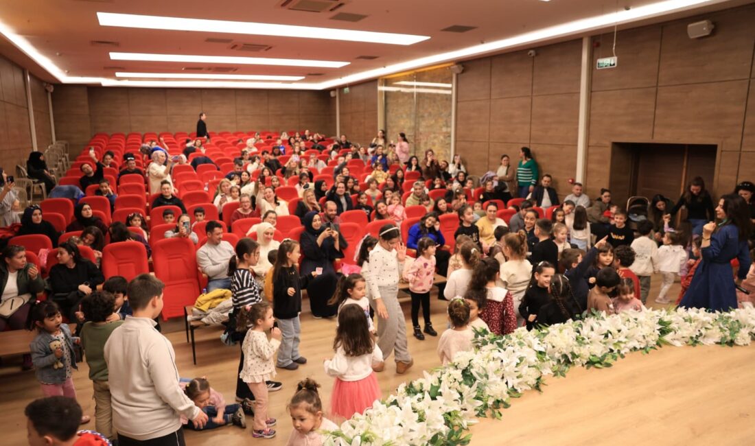 Ara tatilde tiyatro keyfi: Efeler’de çocuklar sahneyle buluştu Efeler Belediyesi Şehir Tiyatrosu’nun ara tatil kapsamında sahnelediği çocuk oyunları,