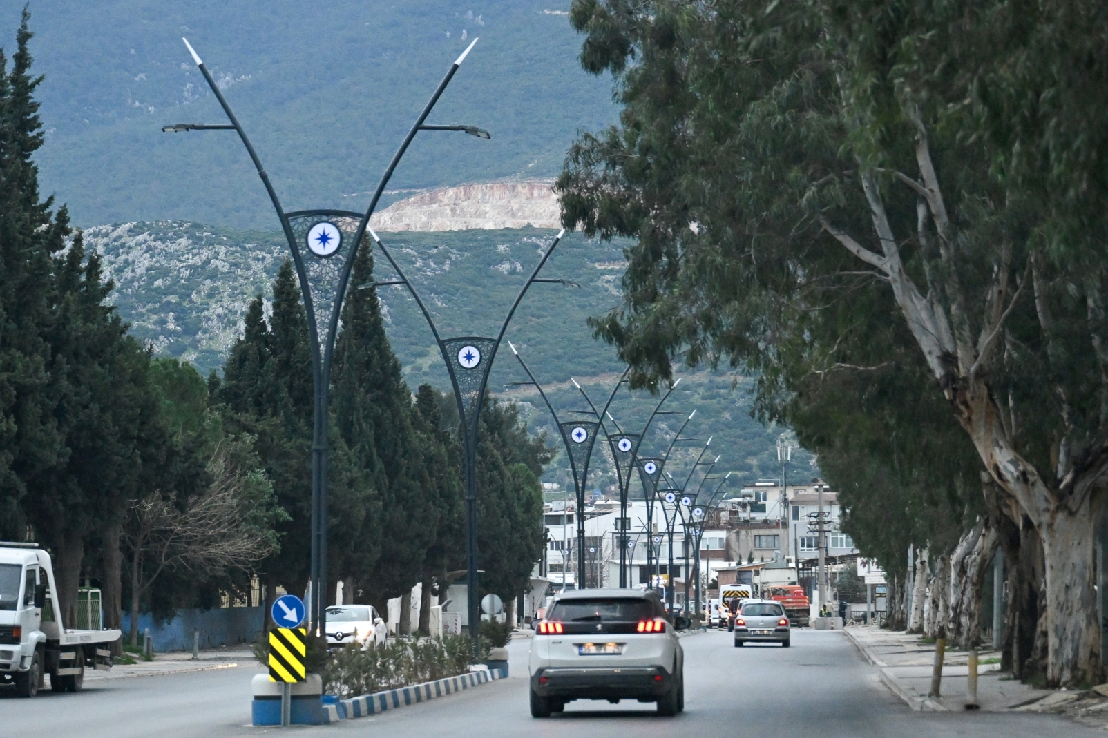 Bornova Belediyesi’nin Pınarbaşı’nda yürüttüğü kapsamlı yol ve çevre düzenleme çalışmalarıyla