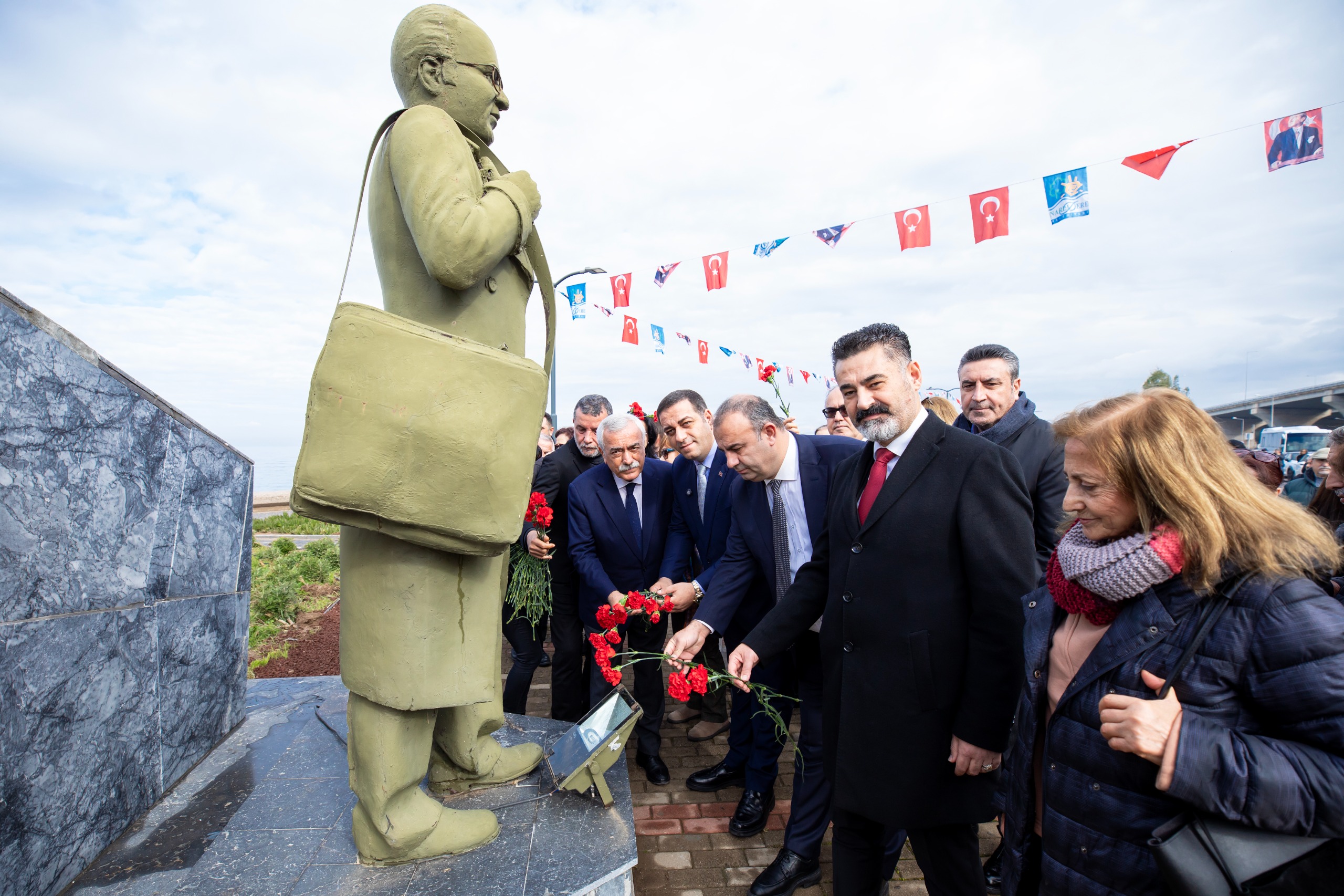 Araştırmacı gazeteci Uğur Mumcu, katledilişinin 33. yılında Narlıdere Limanreis Mahallesi’ndeki
