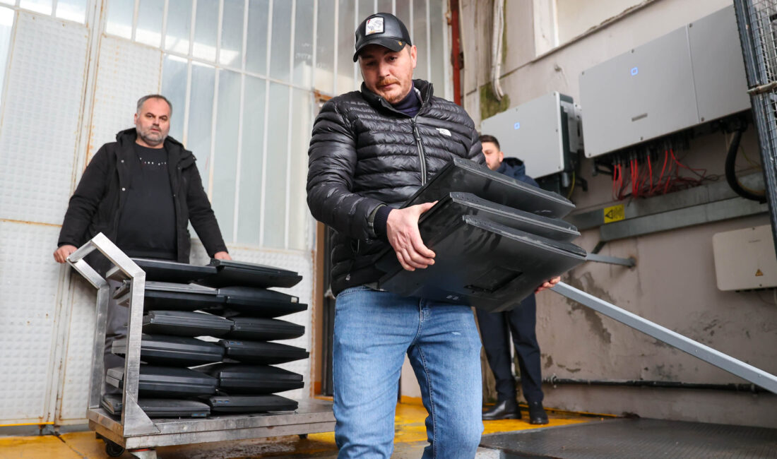 Buca’da çevre için örnek adım: Elektronik atıklar evlerden toplanıyor Sürdürülebilir kent hedefiyle çalışmalarını sürdüren Buca Belediyesi, kullanım ömrünü tamamlamış
