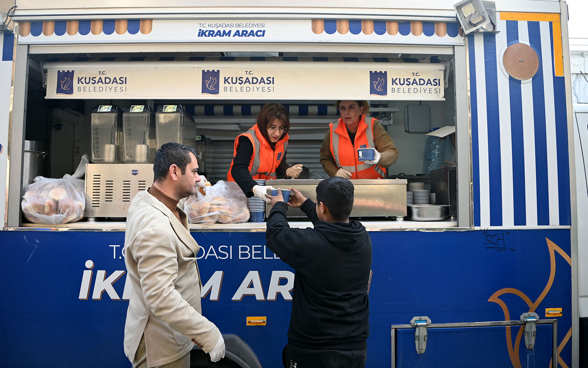 Kuşadası Belediyesi, soğuk kış günlerinde Kapalı Pazar Yeri’nde esnaf ve