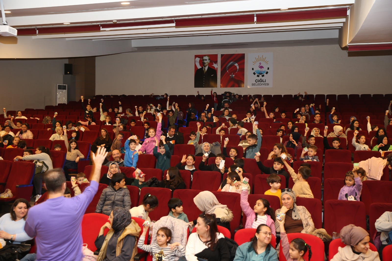 Çiğli Belediyesi’nin ücretsiz Sömestr Sinema Günleri’nde minikler film izledi, hediyeler