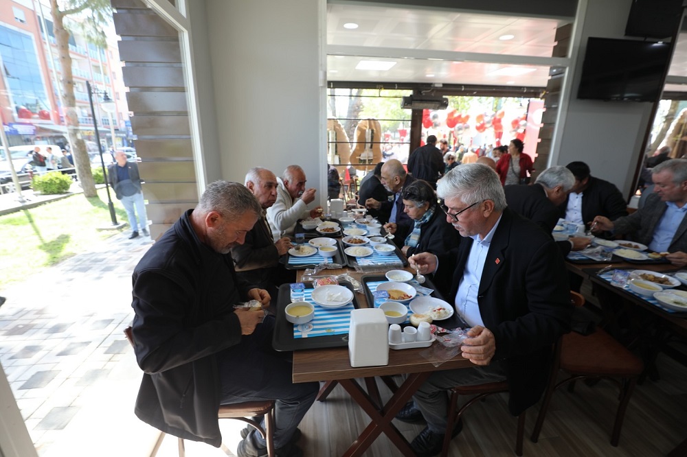 Menderes Belediyesi’nin hayata geçirdiği Kent Lokantası, yeni yılda da fiyat