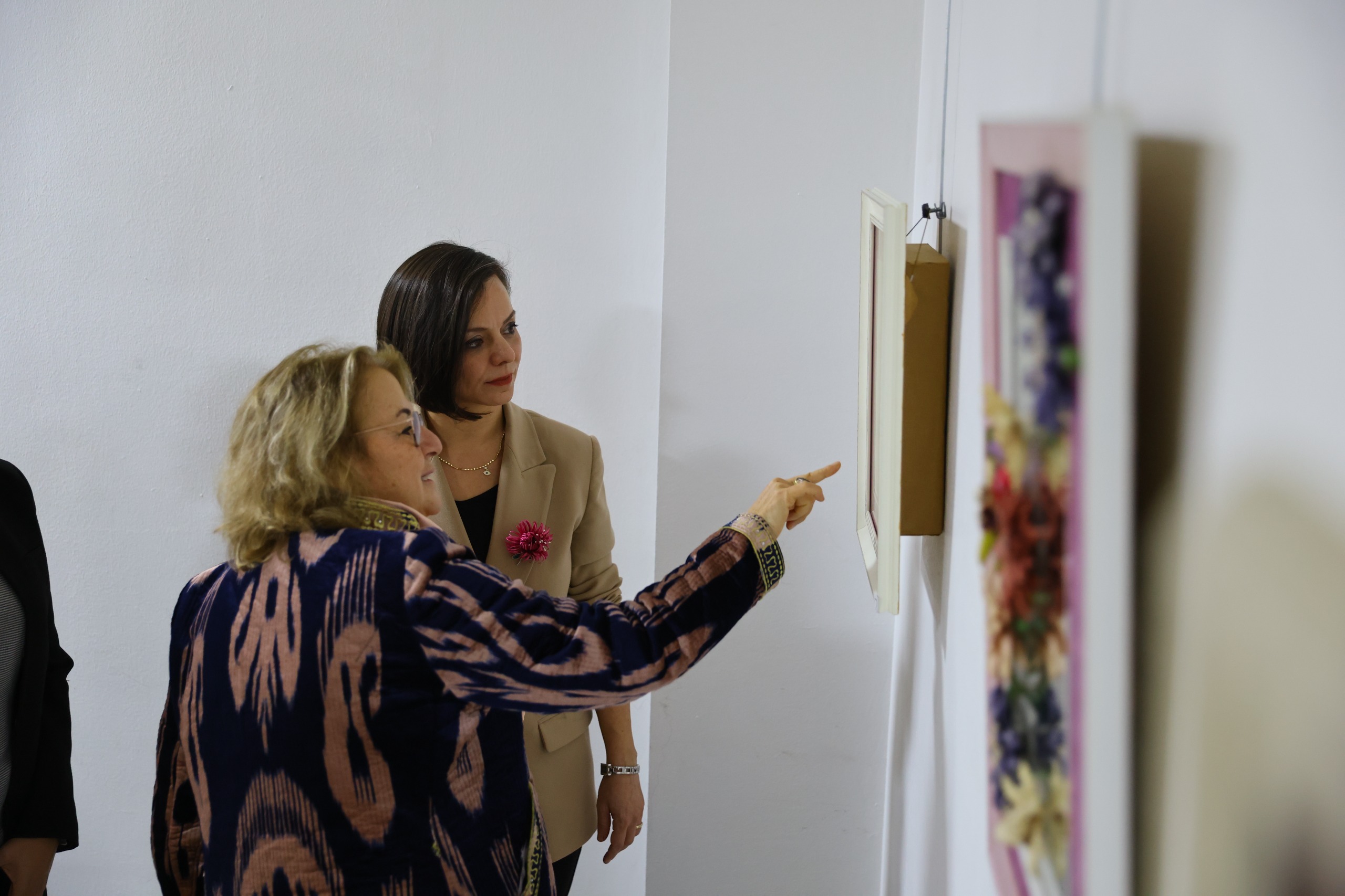 Prof. Dr. Hacer Nurgül Begiç’in ipek kozası tablolarından oluşan “Kozanın