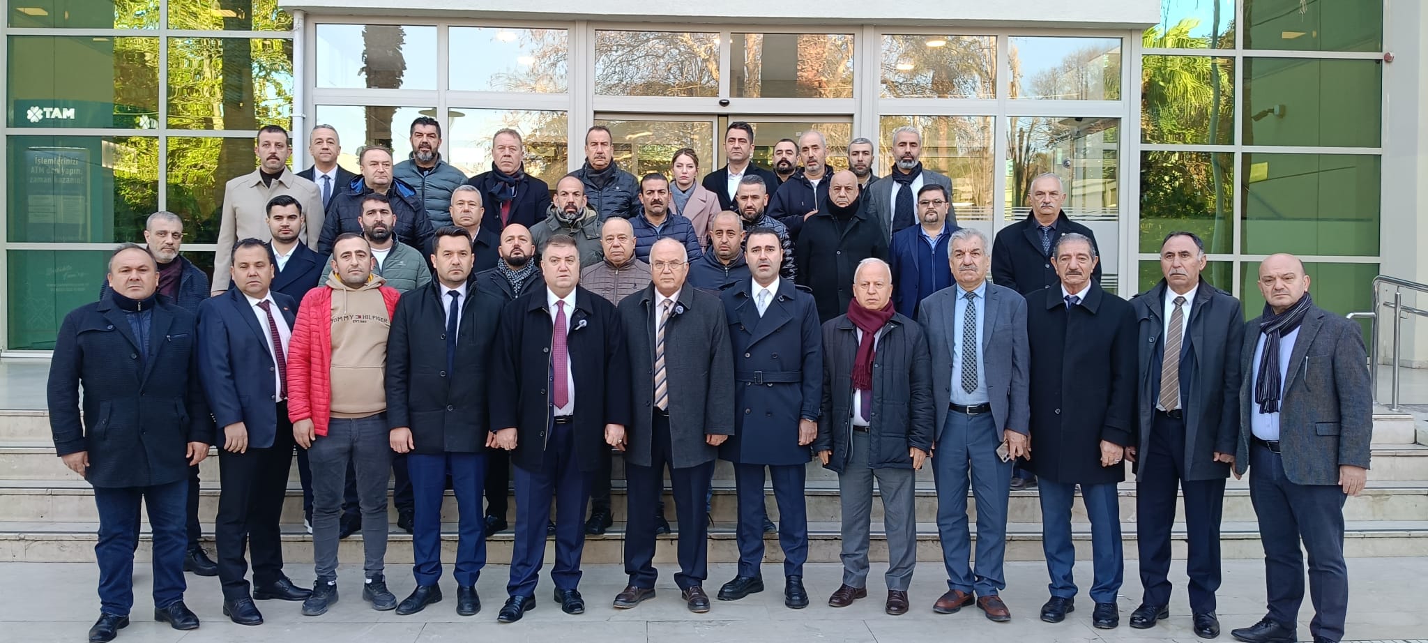 İzmirli taksici esnafı, korsan taşımacılık yapan bir firmanın girişimlerine karşı