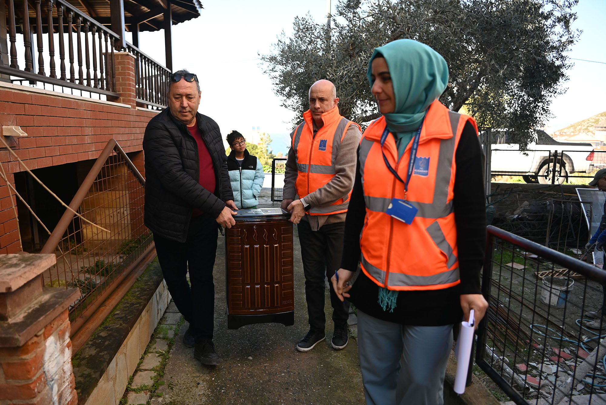 Kuşadası Belediyesi, artan kış koşulları ve ekonomik kriz nedeniyle zor
