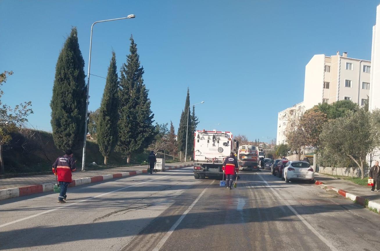 Menderes Belediyesi ekipleri, 2026 yılının ilk gününde ilçe genelinde kapsamlı