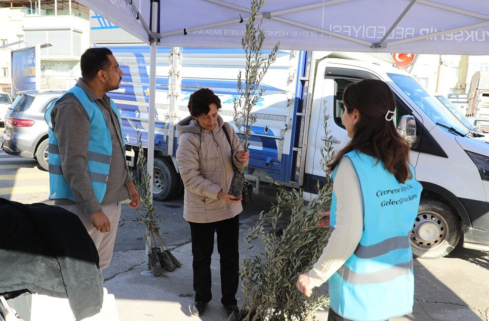 Menderes Belediyesi’nin başlattığı kampanyada vatandaşlardan toplanan atık yağlar karşılığında zeytin