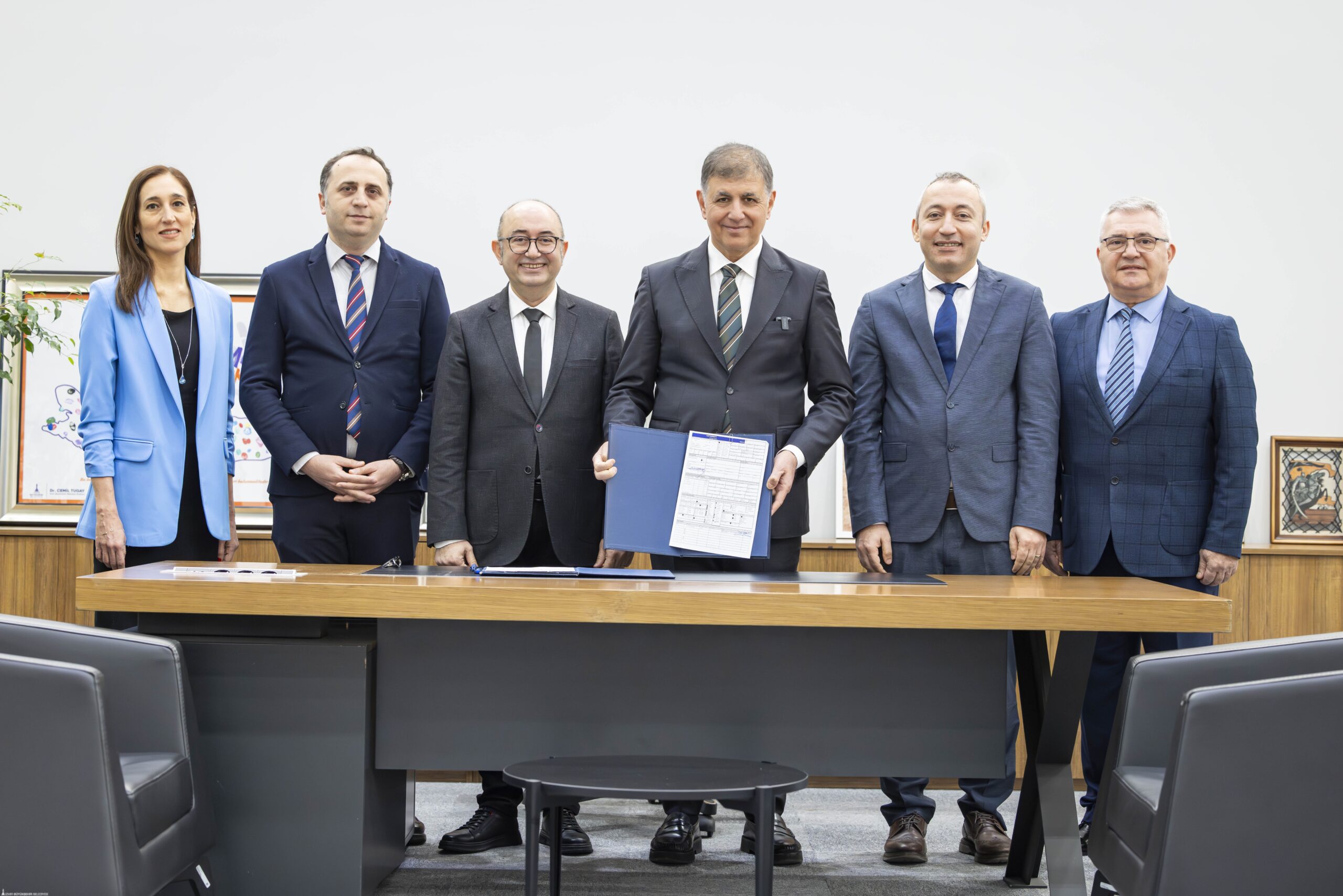 30 Ekim depreminde yıkılan İzmir Büyükşehir Belediyesi ana hizmet binasının