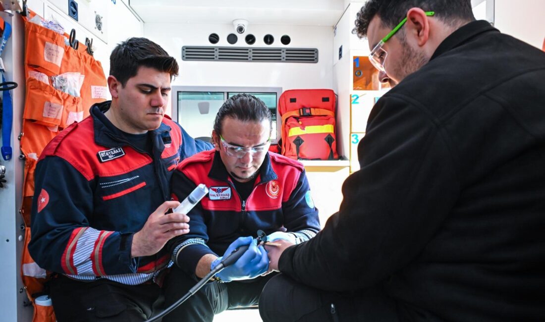 İzmir İtfaiyesi’nde görev yapan paramedikler, yüzük sıkışması ve cisim batması
