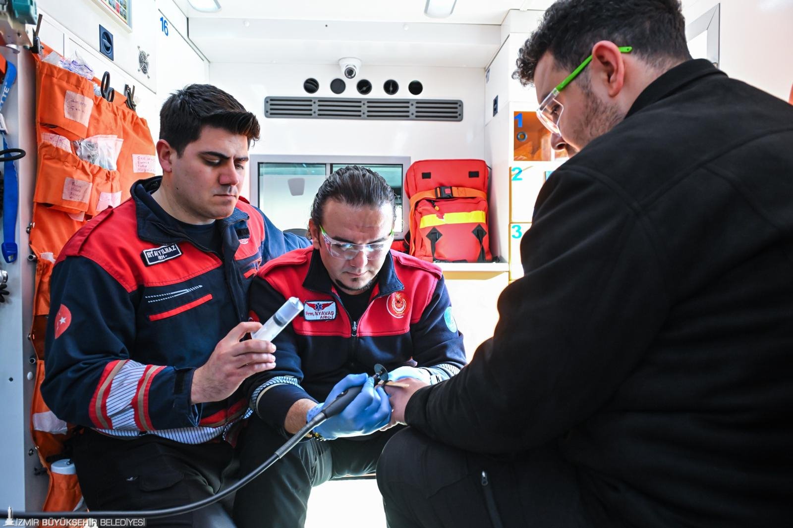 İzmir İtfaiyesi’nde görev yapan paramedikler, yüzük sıkışması ve cisim batması
