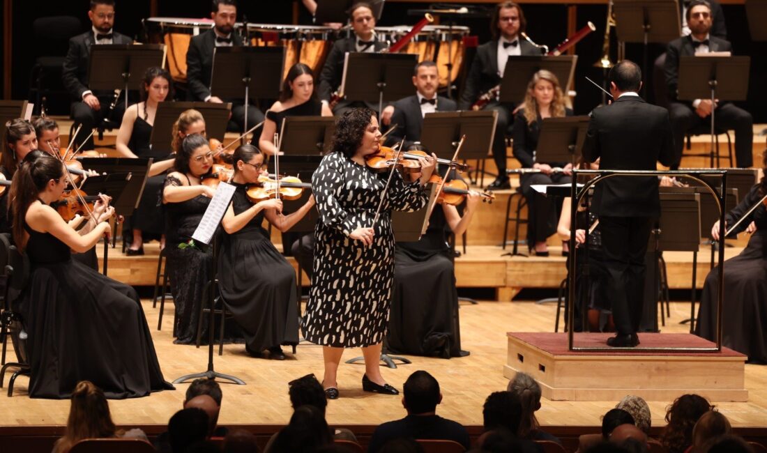 İzmir Oda Orkestrası’ndan unutulmaz konser: Hande Küden “Romantizmin İki Yüzü” ile büyüledi İzmir Büyükşehir Belediyesi’ne bağlı İzmir Oda Orkestrası, AASSM’de düzenlenen “Romantizmin