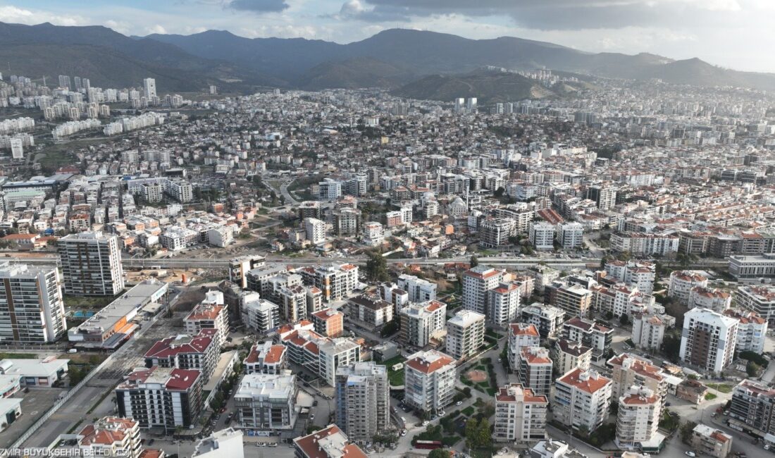 İzmir depreme bilimle hazırlanıyor: Büyükşehir’den Türkiye’ye örnek afet çalışması İzmir Büyükşehir Belediyesi, yapı stoku taramasından fay ve tsunami analizlerine