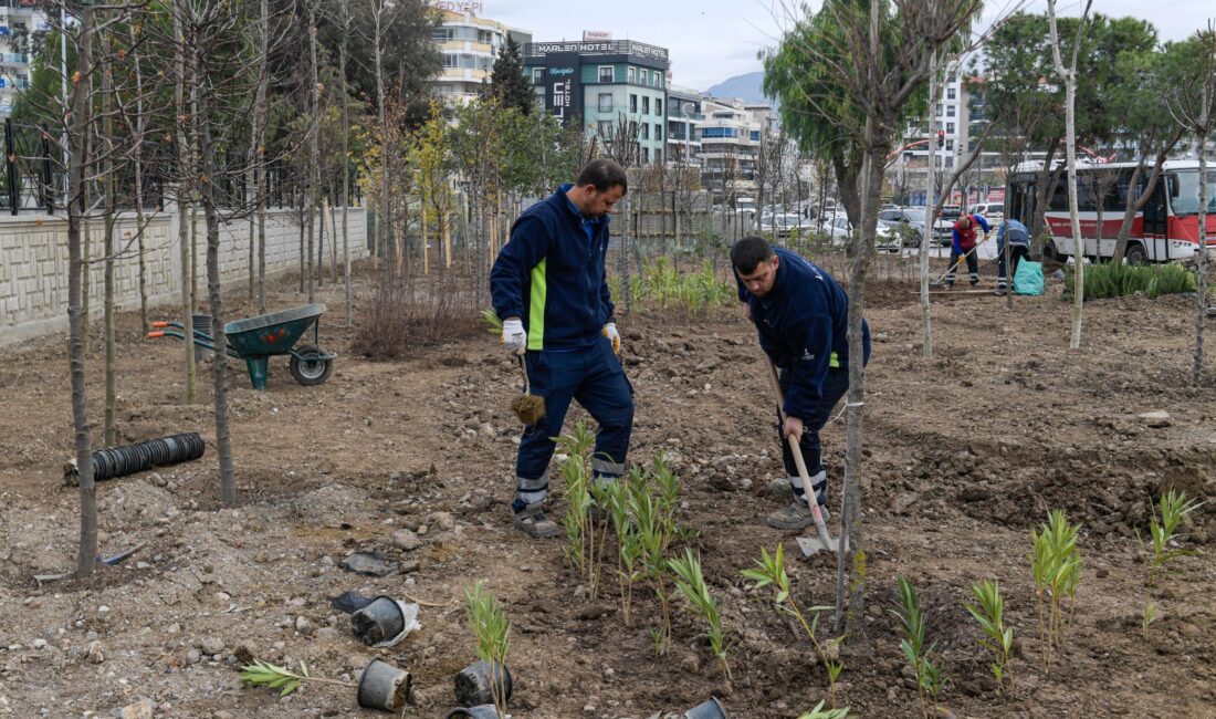 İzmir Büyükşehir Belediyesi, atıl alanları mini ormanlara dönüştürüyor. Mavişehir ve