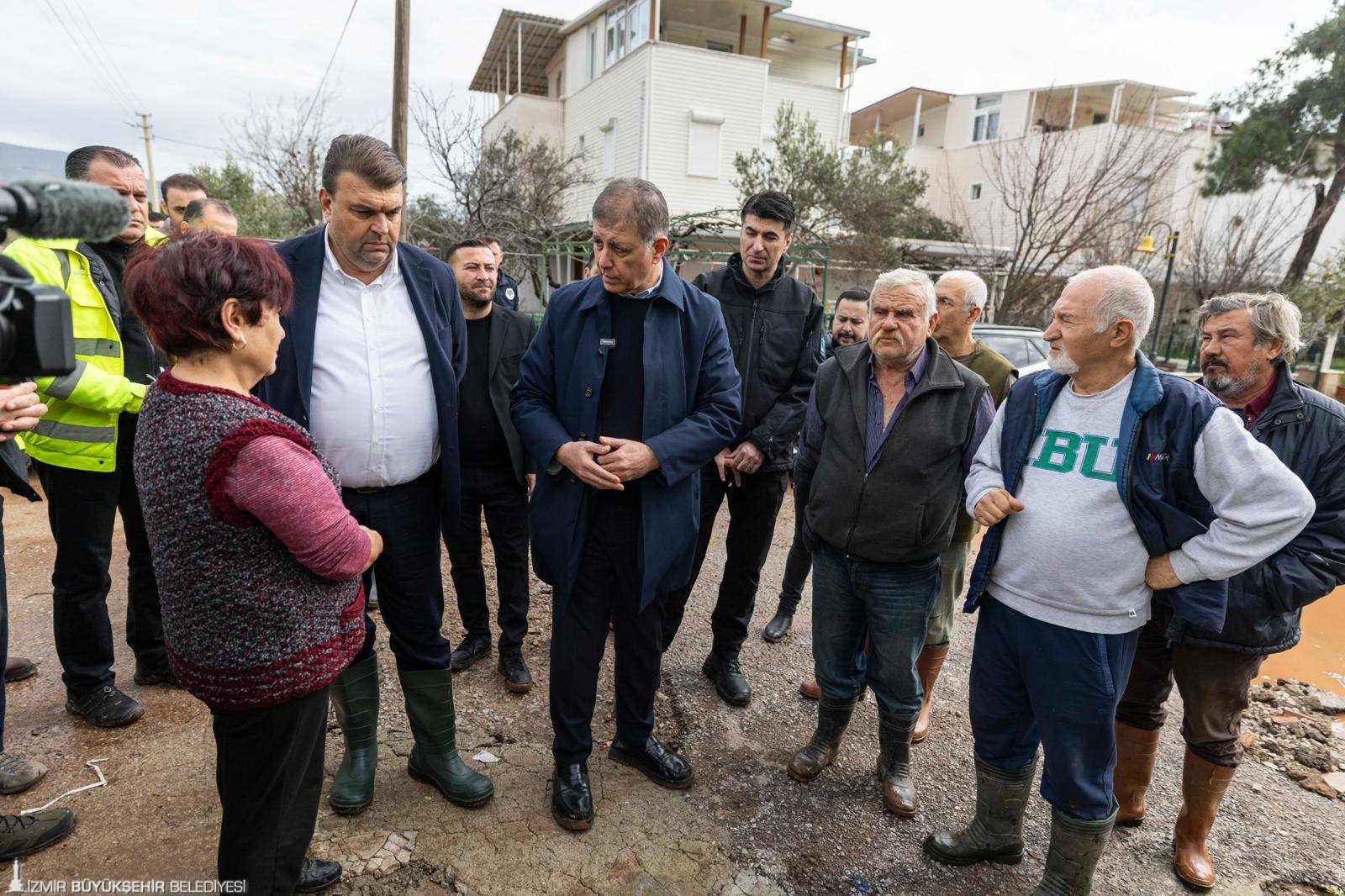 İzmir Büyükşehir Belediye Başkanı Dr. Cemil Tugay, yoğun yağışlardan etkilenen