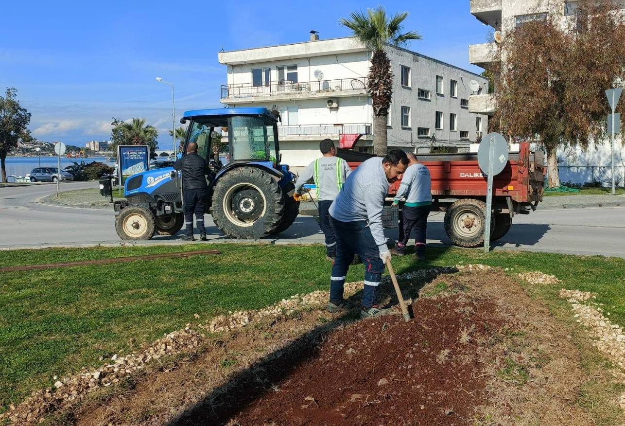 Ayvalık Belediyesi Park ve Bahçeler Müdürlüğü ekipleri, yaz kış demeden