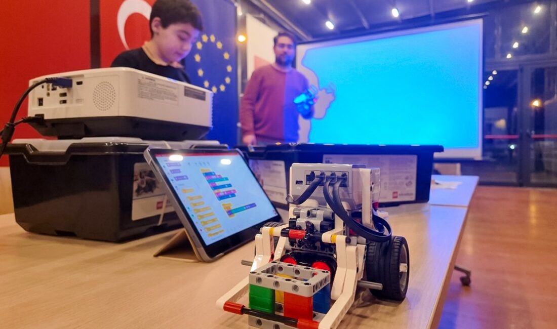 Efeler’de gençlere dijital eğitim desteği: Yapay zeka ve kodlama kursları yoğun ilgi görüyor Efeler Belediyesi’nin Dijital Gençlik Merkezi’nde robotik kodlama, grafik tasarım, 3D