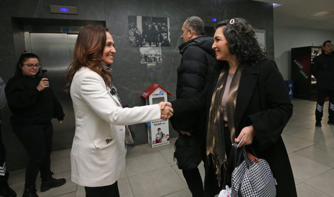 Karşıyaka Belediye Başkanı Yıldız Ünsal, ana hizmet binasında personel ve