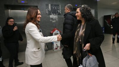 Karşıyaka Belediye Başkanı Yıldız Ünsal, ana hizmet binasında personel ve