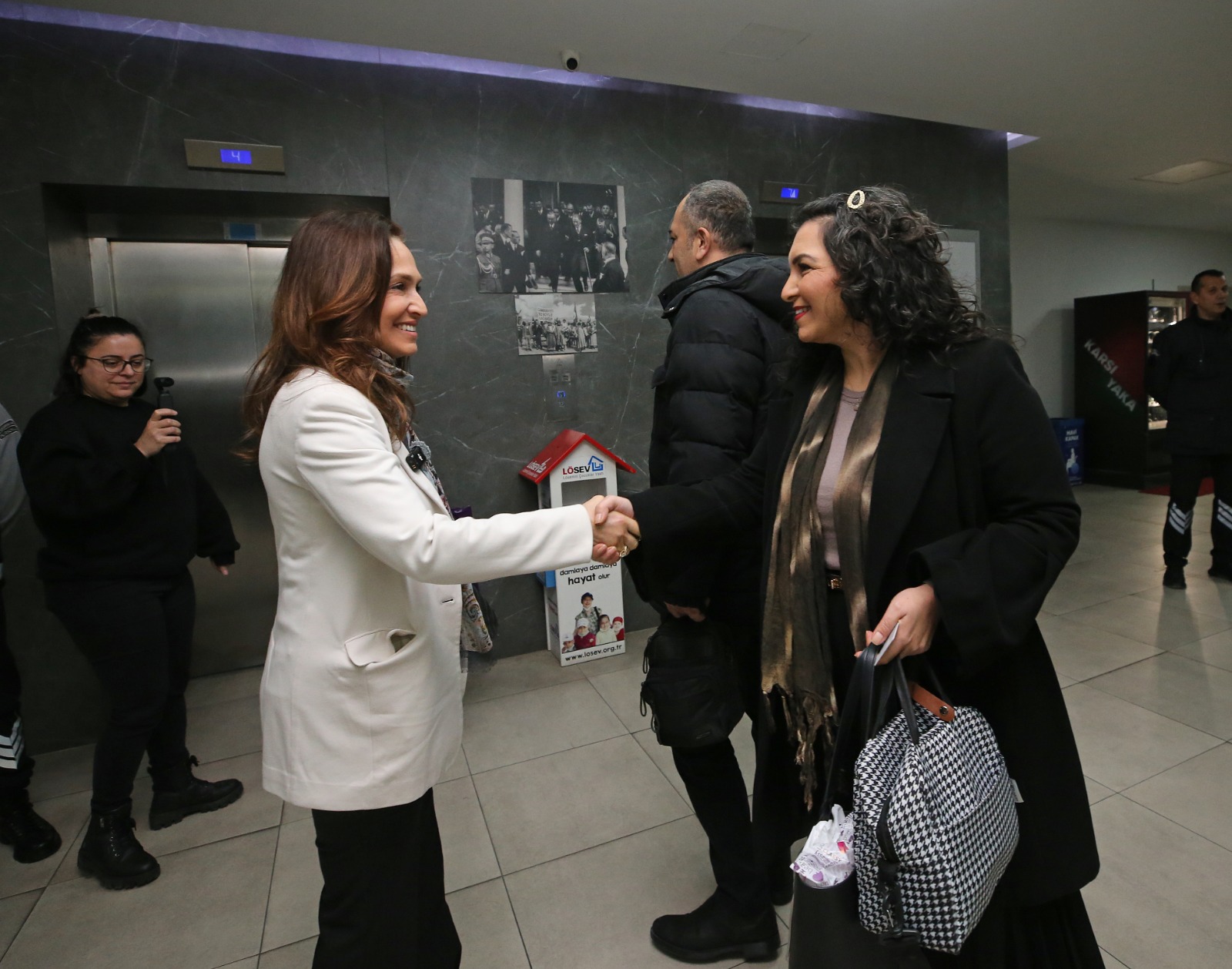 Karşıyaka Belediye Başkanı Yıldız Ünsal, ana hizmet binasında personel ve