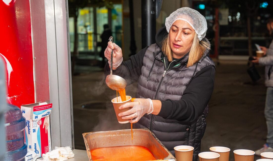Karşıyaka Belediyesi’nin kış boyunca sürdürdüğü sıcak çorba ikramı hizmetinden yaklaşık