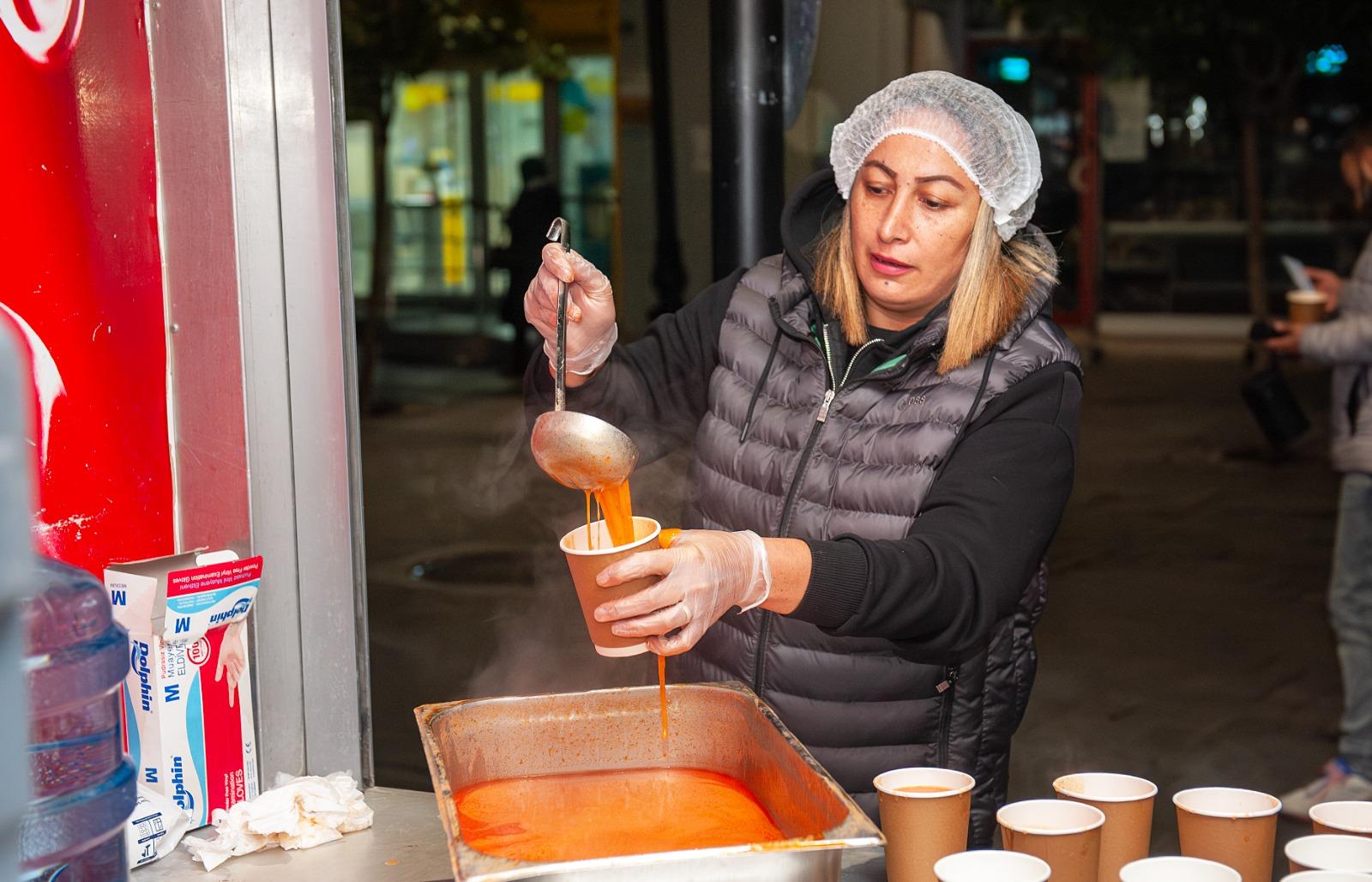 Karşıyaka Belediyesi’nin kış boyunca sürdürdüğü sıcak çorba ikramı hizmetinden yaklaşık