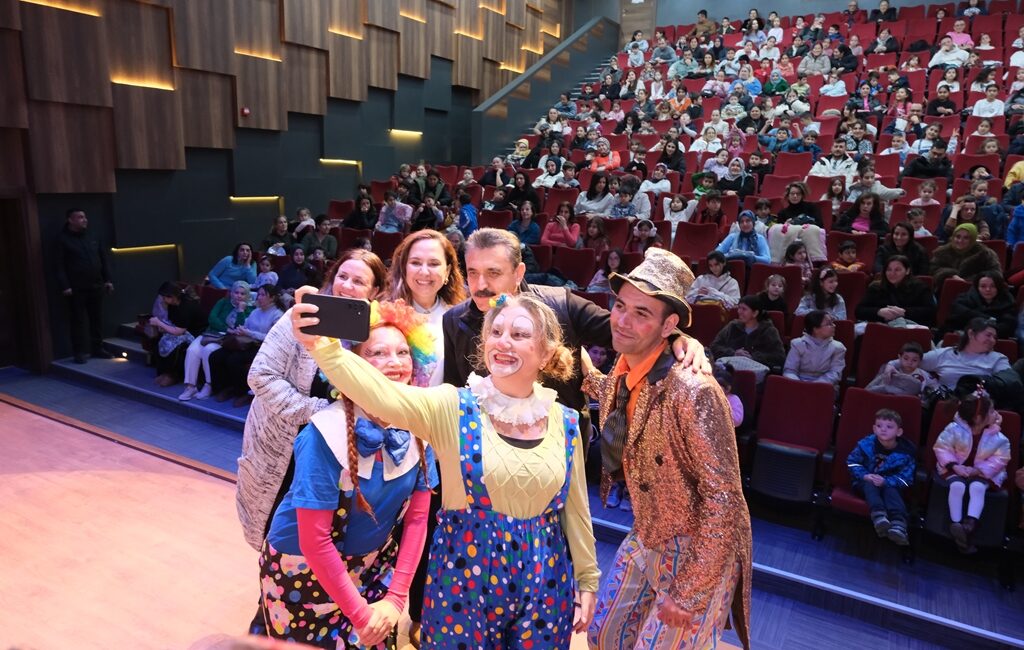 Dikili Belediyesi, yarıyıl tatilinde Dikili ve Çandarlı’da düzenlediği atölye, tiyatro,