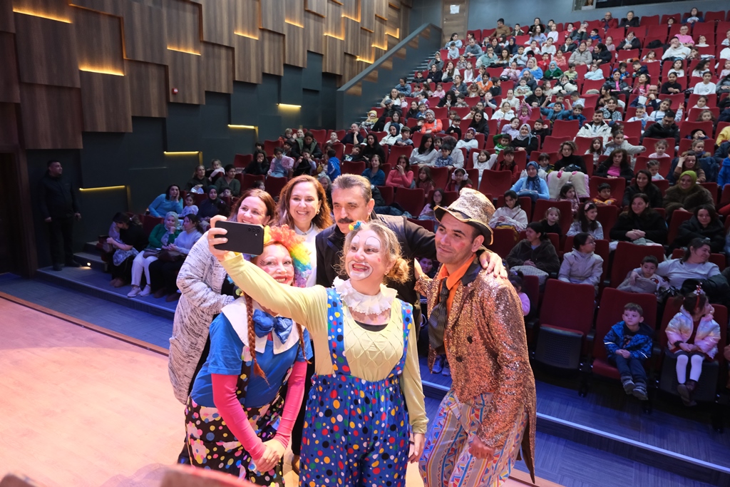 Dikili Belediyesi, yarıyıl tatilinde Dikili ve Çandarlı’da düzenlediği atölye, tiyatro,