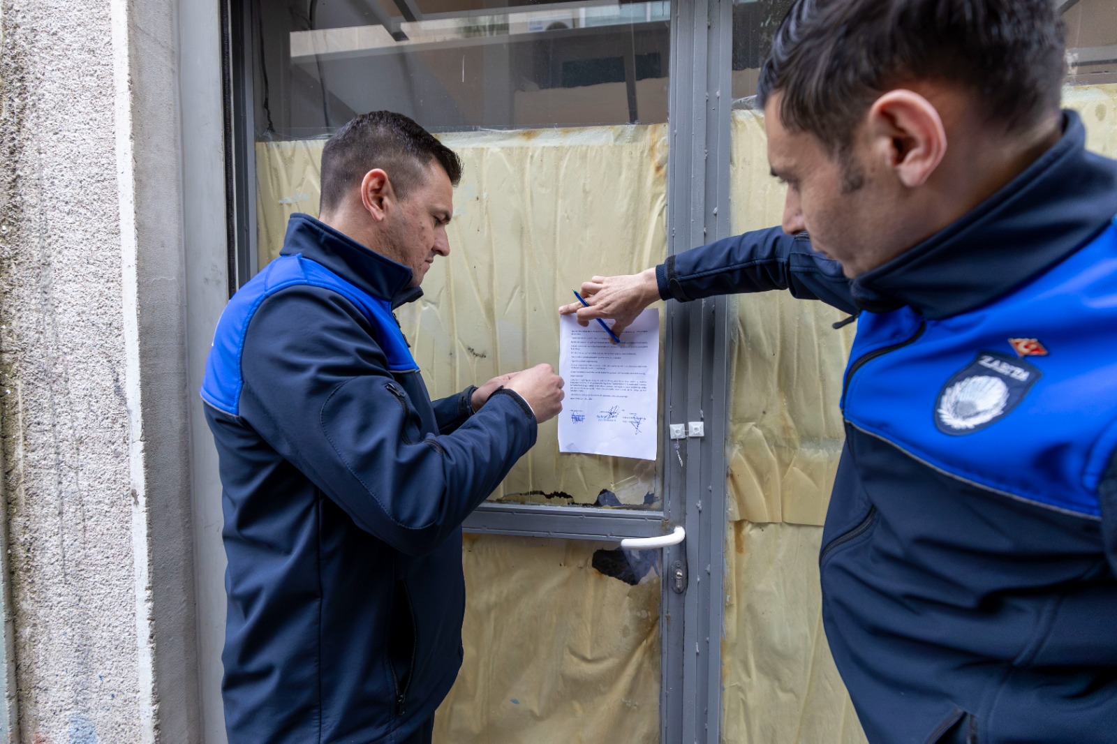 Karşıyaka Belediyesi zabıtası, hijyen koşullarına uymayan ve ruhsatsız faaliyet gösteren