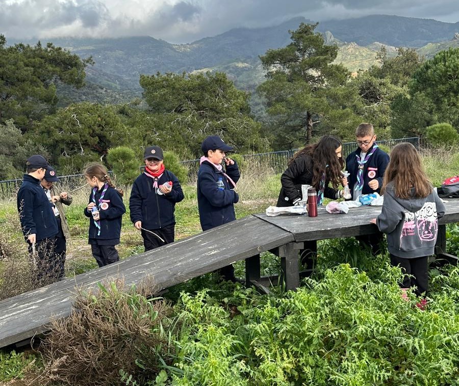 Karşıyaka Belediyesi bünyesinde faaliyet gösteren genç izciler, Yamanlar’da düzenlenen dağ