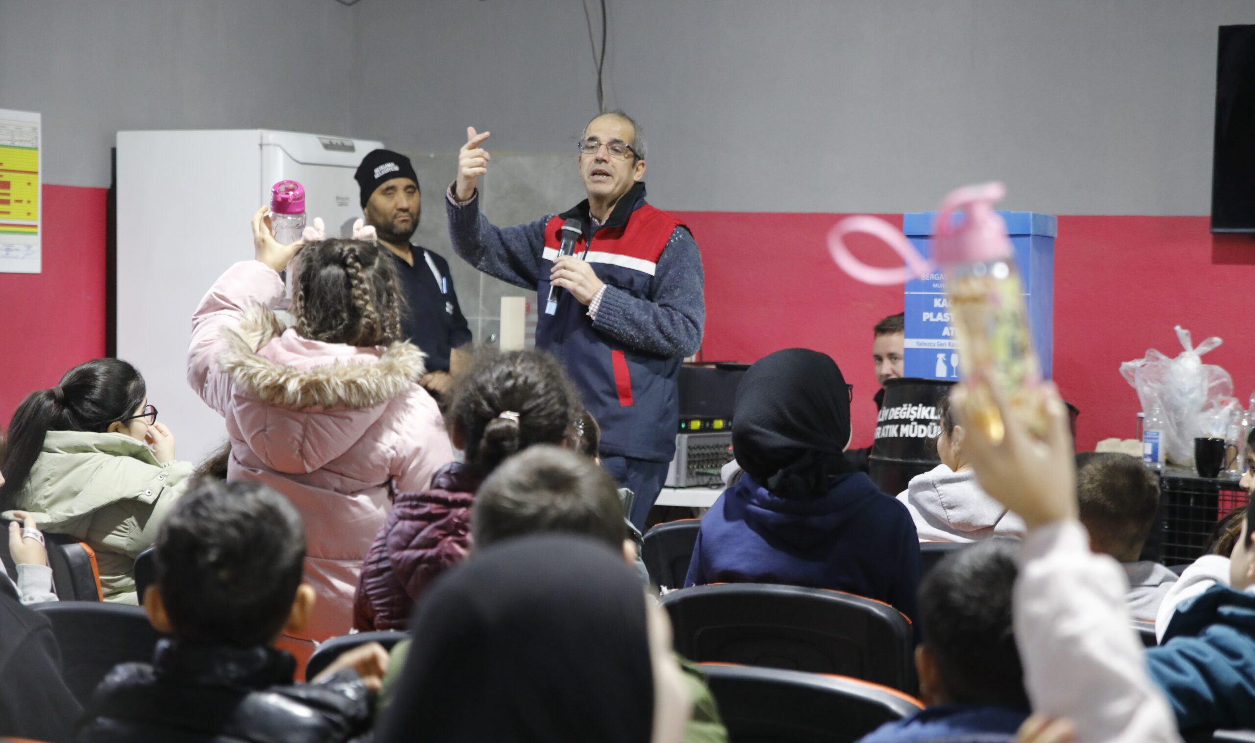 Bergama Belediyesi’nin hayata geçirdiği “Kağıt Atıklar Kitap Olsun” projesiyle öğrenciler