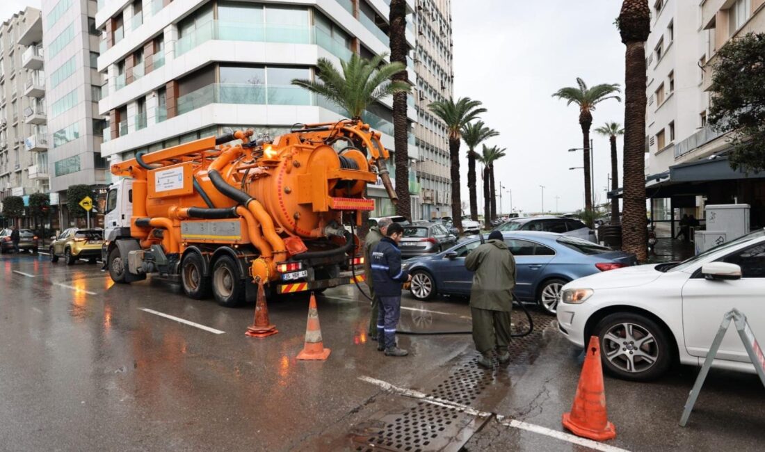 İzmir’de etkili olan sağanak yağış sonrası Büyükşehir Belediyesi ekipleri teyakkuz